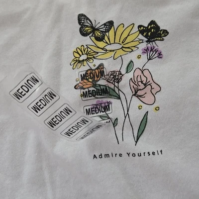 Camiseta para mujer Brisco Brands Admírate Yourself con estampado gráfico talla mediana blanca Foto 1 de 4