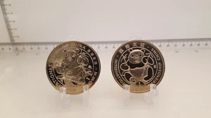 (Lote 466) 2 x Gibraltar One Crown 1993 ~ International Friendship China ~ - Imagen 1 de 4