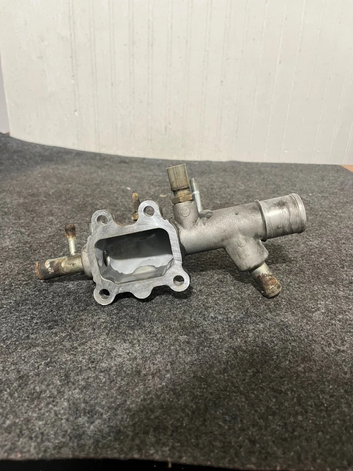 Mazda 626 1996 2,0 L refrigerante cuello de agua  Foto 1 de 4