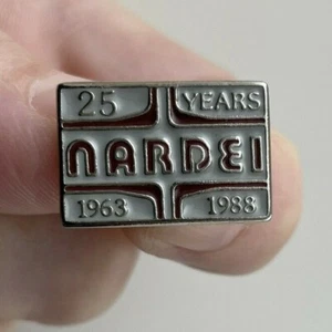 Pin de solapa Nardei Fabricators 1988 tubos de metal Calgary Canadá Alta 25 años 1963 - Imagen 1 de 12
