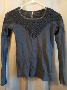 FREE PEOPLE Nieten Mesh Obermaterial T-Shirt Top XS Dunkelblau U-Ausschnitt Boho LS - Bild 1 von 7