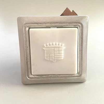 77 78 79 Cadillac Deville interior trasero pilar C luz de cortesía  Foto 1 de 4