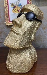 Ornamento moderno in oro raffigurante un volto con sfumature nere - Foto 1 di 6