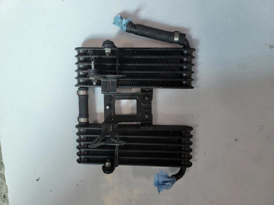 2008 04-10 Aprilia RSV1000 RSV1000R REFRIGERADOR DE ÓLEO DE RESFRIAMENTO DO MOTOR PRETO FABRICANTE DE EQUIPAMENTO ORIGINAL - Imagem 1 de 1