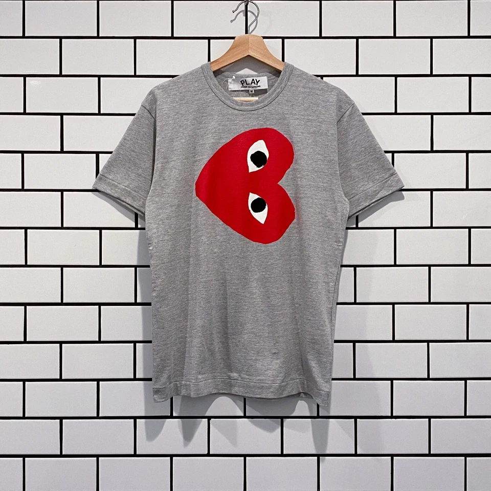 COMME DES GARCONS CDG PLAY CAMISETA CORAZÓN LATERAL ROJO GRIS AZ-T264-051-1 Foto 1 de 1