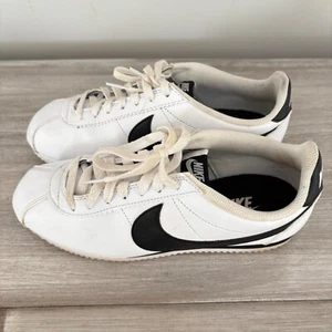 Nike Cortez Basic Leder Turnschuhe Damengröße 9 weiß & schwarz Swoosh Spell Out - Bild 1 von 7