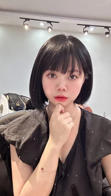 Lavia, base de seda, Jet Black Bob con peluca de flecos finos, gorra monofilamento atada a mano Foto 1 de 4