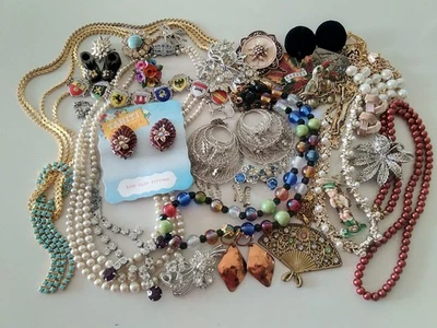 Vintage Jewellery Job Lot  Excellent Condition 28 items / pairs classy & kitsch - Image 1 of 4