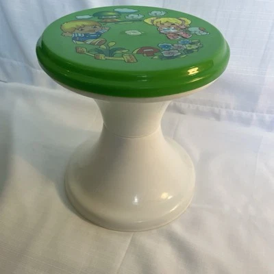 Taburete de plástico vintage para niños. Verde con niños y animales. Foto 1 de 4