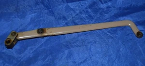 BRAZO TRASERO ZIGZAG LINKAGE CANTANTE 306K MÁQUINA DE COSER PIEZA ORIGINAL USADA - Imagen 1 de 2