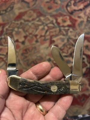 Navaja de bolsillo de tres hojas Frost Cutler Foto 1 de 4