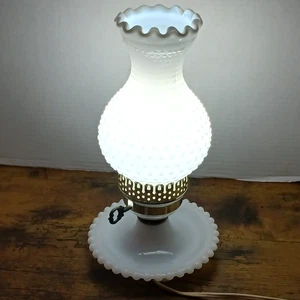 Weiße Hobnail Milchglas Boudoir Nachttisch Hurricane elektrische Lampe MCM Vintage - Bild 1 von 10