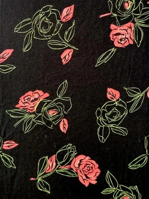 Hermosa tela floral de rayón de colección W55”xL2Y rosas rosas y verdes, fondo negro Foto 1 de 4