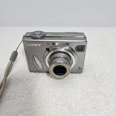Câmera Digital Sony Cyber-shot DSC-W7 7.2 MP Prata TESTADO **SEM BATERIAS** - Imagem 1 de 4