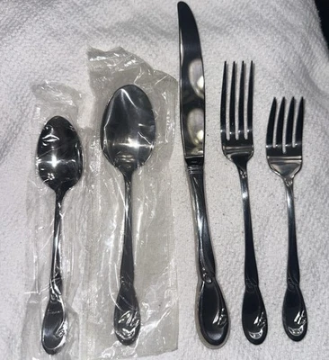 Oneida Calla Lily 5 Piece Place Setting Deluxe 18/8 Stainless (15 Pieces) Read - Image 1 of 4
