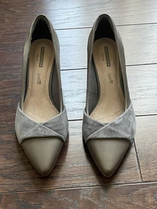 Clarks Linvale Vena spitz zulaufende Pumps Damenschuhe Größe 9 grau Leder & Wildleder - Bild 1 von 7
