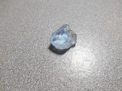 Aguamarina facetada áspera. color medio sólido. 7,9 cts. Limpio. Brasil. Foto 1 de 2