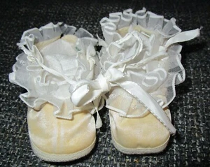 VINTAGE STOFF BABY MÄDCHEN KRIPPE TAUFE WEICHE SCHUHE Made in Hong Kong - Bild 1 von 3