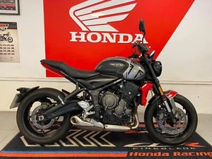 2021 TRIUMPH TRIDENT 660 IN SILVER and RED WITH FULL SERVICE HISTORY - Picture 1 of 11
