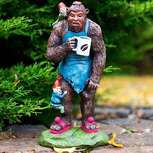 Bigfoot Statue 11 Zoll, Gartenzwerge Outdoor, Sasquatch Statue mit Kaffeetasse - Bild 1 von 8