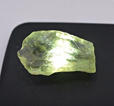 97 CT NATURAL TRANSPARENT GREEN AMETHYST ROUGH SPECIMEN STONE - Image 1 of 4