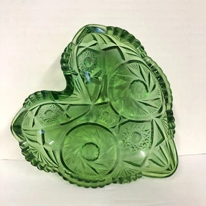 Vintage Green Pattern Press Glass Heart Shaped Candy Trinket Dish 6" x 6 1/2" - Picture 1 of 3