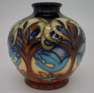 Jarrón Moorcroft Eventide Blue Dove de edición limitada de Kerry Goodwin (segundo) - Imagen 1 de 11