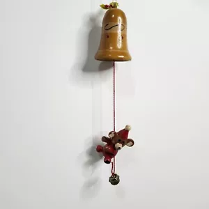 Bezaubernder 70er Jahre Weihnachtsschmuck Holzbär mit Hängeglocke Vintage Deko - Bild 1 von 6