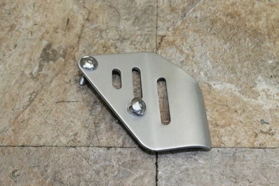 07-09 SUZUKI VSTROM DL 650 FABRICANTE DE EQUIPAMENTO ORIGINAL PLACA DE CALCANHAR TRASEIRA DIREITA CONJUNTO DE APOIO PARA OS PÉS - Imagem 1 de 3