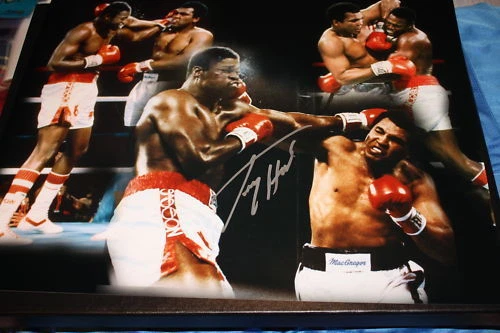 FOTO DE MONTAGEM ASSINADA POR LARRY HOLMES 16X20 VS ALI - Imagem 1 de 1