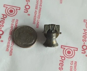 Prendedor Liberty Bell Tie Tac Hat Pin Gorra Metal 4 de Julio De Colección 1976 Bicentenario  - Imagen 1 de 5