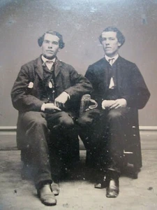 Placa 1/6 de 1860 tamaño TINTYPE 2 hermanos bien posados looks similares--¿gemelos? - Imagen 1 de 2