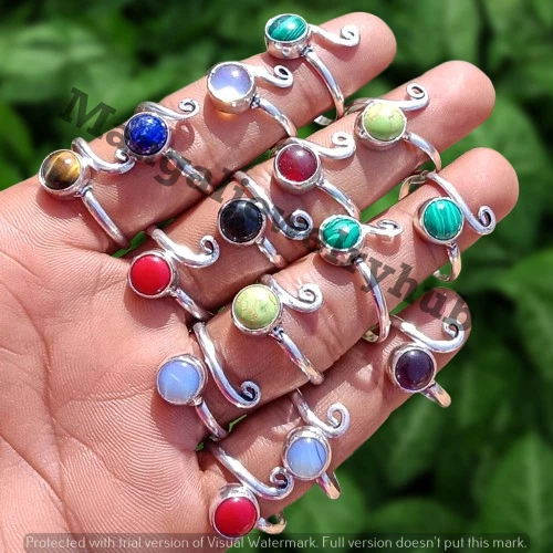 Compra lote de 50 piezas de anillos enchapados en plata 925 con ónix negro y mezcla de piedras preciosas joyería de moda Foto 1 de 4