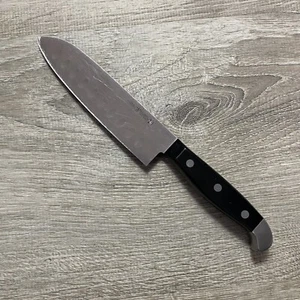 J.A. CUCHILLO SANTOKU HENCKELS 13548-140 DECLARACIÓN 5,5" BORDE HUECO - Imagen 1 de 7