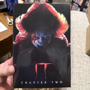 NECA Ultimate IT Pennywise Chapter 2 - 7 Inch Scale Actionfigur Neu Versiegelt - Bild 1 von 8