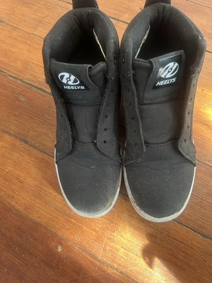 Zapatos de skate Heelys jóvenes niños talla 2 negros/plateados, puntera redonda, con cordones, parte superior baja Foto 1 de 1