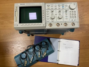 Tektronix TDS 540A  500MHz Oszilloskop Oscilloscope inkl. Tastköpfen und Manual - Bild 1 von 8