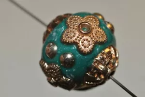 14 mm "Estilo asiático/intrincado hecho a mano"~Cuentas de resina mongola verde y dorada N1248 - Imagen 1 de 5