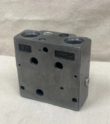 Danfoss 157B5310 PVP32-INLET-SAE-OC-PPRV-LSRV Hydraulic Module - Image 1 of 4