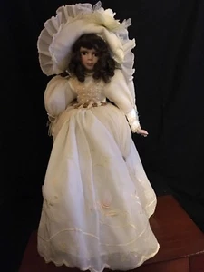 Porzellanpuppe Lara Motiv Musikpuppe 22 Zoll Heritage Doll - Bild 1 von 10
