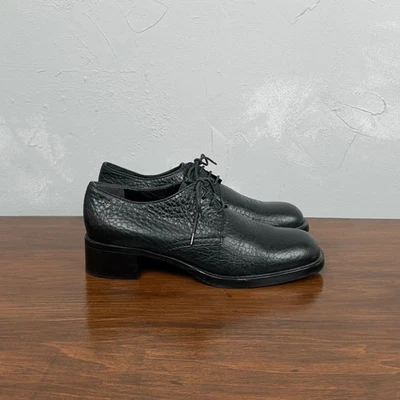 Derby con cordones de tacón bloque Prada en cuero texturizado negro talla 39,5, EE. UU. 9,5 Foto 1 de 4