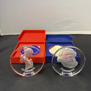 Schmid Weihnachten 1976 & 1977 Glas Briefbeschwerer stehende Ornamente  - Bild 1 von 6