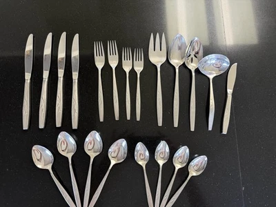 Vintage Oneida Will O Wisp Cube 21pc Heirloom Stainless Flatware Leaf Pattern - Image 1 of 4