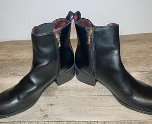 Tommy Hilfiger schwarze Kunstleder-Stiefeletten Damengröße 9,5 - Bild 1 von 6