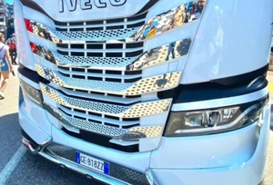 Aplicación de parrilla de acero inoxidable de 5 piezas adecuada para Iveco S-Way - Imagen 1 de 5
