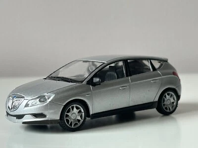 Lancia Delta Italian Family Car Model Metal Diecast Toy Silver 1:43 Welly - Image 1 of 4