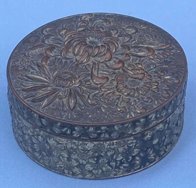 Antigua caja oriental japonesa o china con tapa de peltre plateado cobre Foto 1 de 4