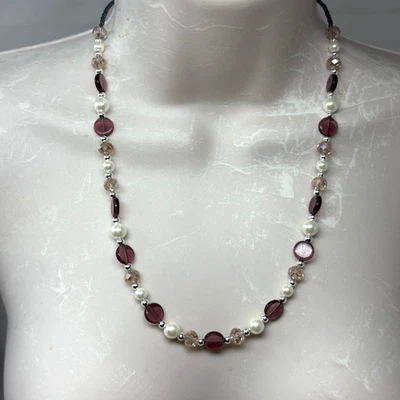 Collar de cuentas hecho a mano de vidrio checo púrpura con perlas de imitación blancas tono plata Foto 1 de 4