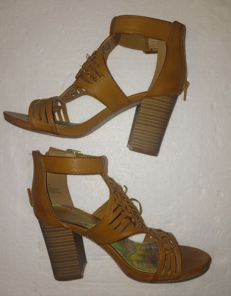 Sapatos sociais femininos Madden NYC salto empilhado 7,5 conhaque estilo RAAINA - Imagem 1 de 4