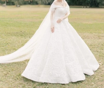 Vestido de novia princesa de salón francés con velo y tiara Foto 1 de 4